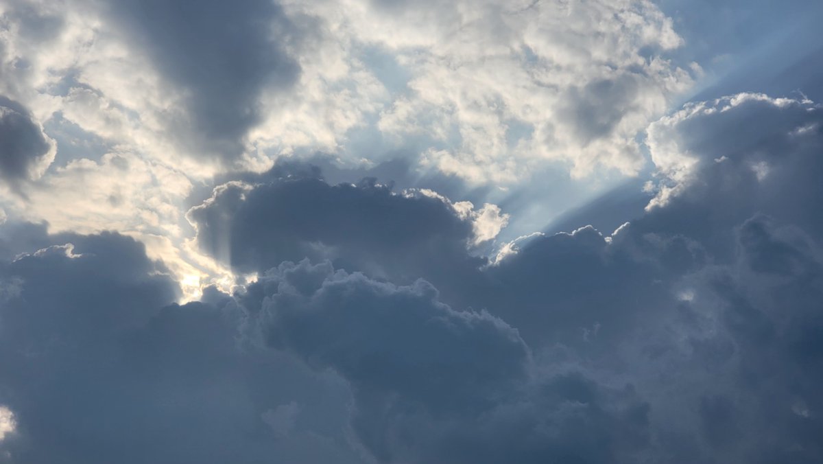 mq0mf's tweet photo. أحيانًا يكفي أن تنظر إلى السماء… لتدرك كم أن هذا العالم جميل. ☁️🤍✨ https://t.co/8l9hSIUmuv