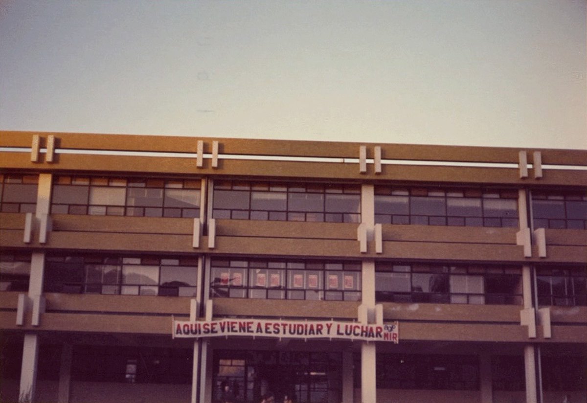thestalinreturn's tweet photo. “Aquí se viene a estudiar y luchar”, lienzo del MIR (1971). https://t.co/1ntVIx29aE