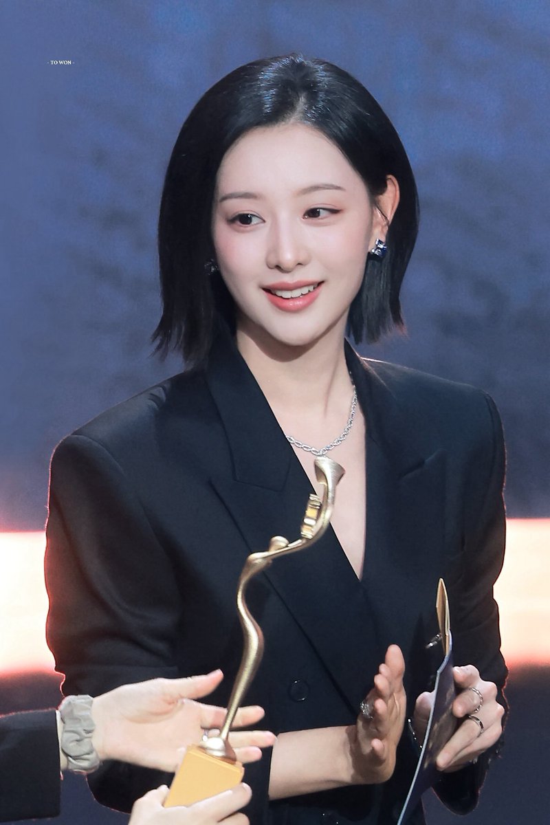 koridoras12's tweet photo. 난 솔직히 김지원 장발이 최고다 라고 생각하고 살았는데 아니었음 단발도 너무 좋음.....
그냥 나는 김지원이 좋은거였음 https://t.co/yytRl5I2Lf