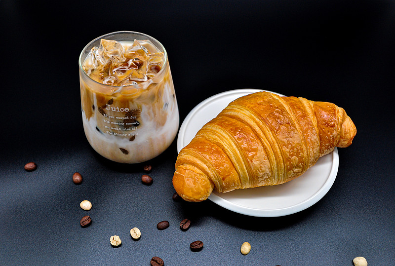 BaileyIngac3ak's tweet photo. Momento perfecto: café con leche caliente y medialunas crujientes para empezar el día con buena energía. https://t.co/0gOG1Ljg85