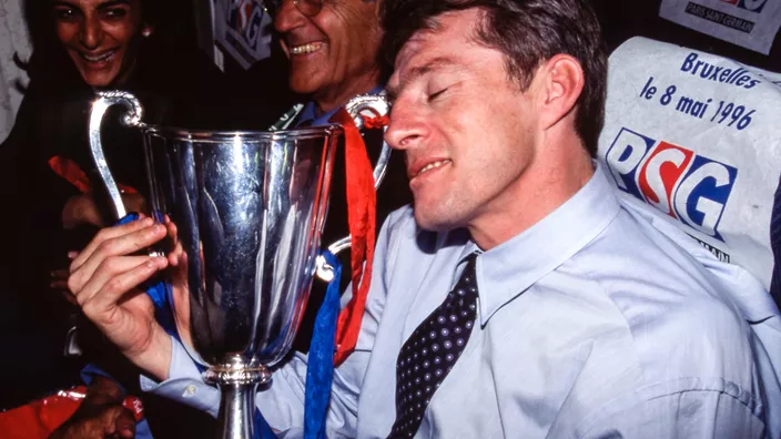 Paristeamfr's tweet photo. 🎂❤️💙 67 ans aujourd’hui pour @Fernandez_beIN !

Luis, c’est une immense partie de l’histoire du PSG. Champion de France en 1986, vainqueur des Coupes de France 1982 et 1983 comme joueur, il est ensuite revenu à Paris pour écrire l’une des pages les plus fortes du club depuis le banc.

Le 8 mai 1996, à Bruxelles, Luis Fernandez conduit le PSG sur le toit de l’Europe en remportant la Coupe des Coupes face au Rapid Vienne (1-0). Une frappe de Bruno N’Gotty, un coup de sifflet final et Paris soulevait le premier trophée européen de son histoire. 🏆🇪🇺

Pendant près de 30 ans, cette Coupe des Coupes est restée l’unique trophée européen majeur du PSG. Une génération de supporters a grandi avec Bruxelles 1996 comme référence, avec cette équipe et avec Luis sur le banc.

Avant toutes les grandes soirées européennes qui ont suivi, il y avait Bruxelles. Il y avait 1996. Il y avait Luis Fernandez.

Joyeux 67e anniversaire Luis ! Merci pour cette page éternelle de notre histoire. ❤️💙