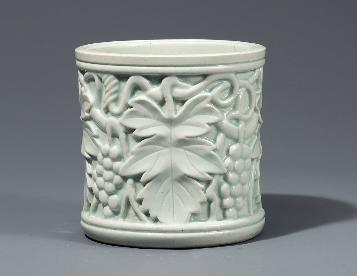 mirinae_culture's tweet photo. Chcę przedstawić polskim przyjaciołom koreańskie rzemiosło. Ten ceramiczny piórnik to zabytek z dynastii Joseon

Finezyjnie wyrzeźbione naczynie zdobią dorodne winogrona. W zakrzywionej winorośli czuć tętno życia. W koreańskiej tradycji owoce te symbolizują płodność i obfitość 🍇 https://t.co/nUAGCidGVw
