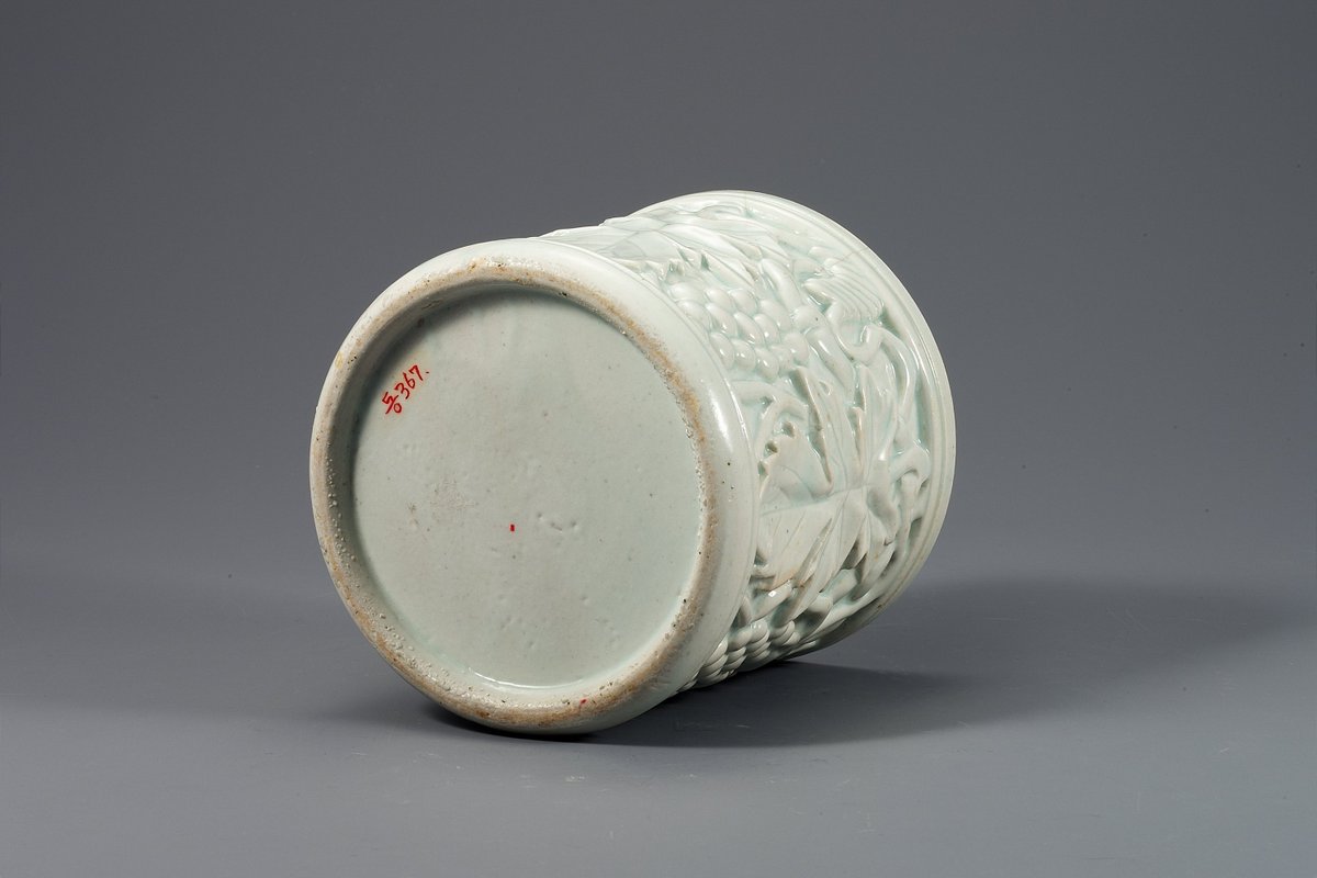 mirinae_culture's tweet photo. Chcę przedstawić polskim przyjaciołom koreańskie rzemiosło. Ten ceramiczny piórnik to zabytek z dynastii Joseon

Finezyjnie wyrzeźbione naczynie zdobią dorodne winogrona. W zakrzywionej winorośli czuć tętno życia. W koreańskiej tradycji owoce te symbolizują płodność i obfitość 🍇 https://t.co/nUAGCidGVw