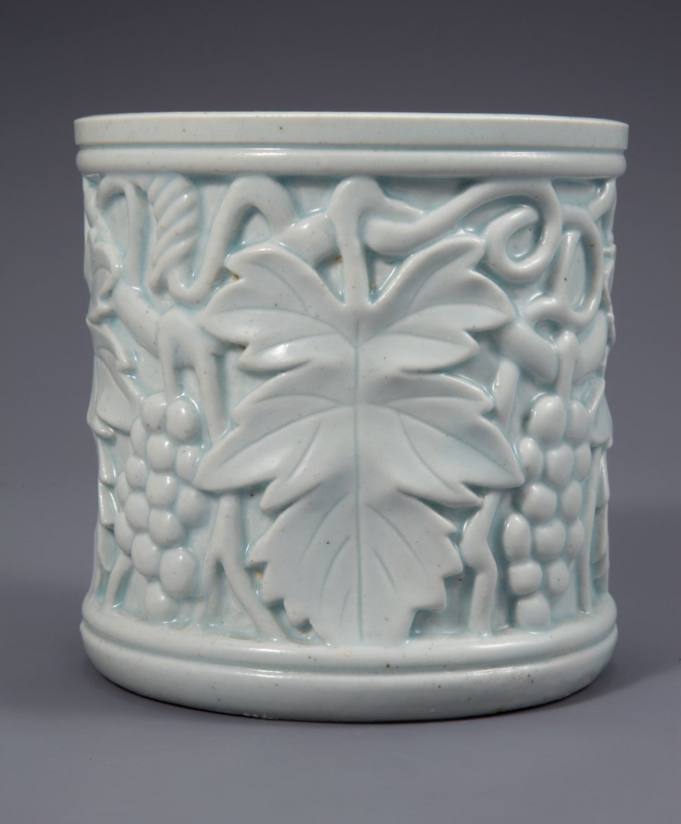 mirinae_culture's tweet photo. Chcę przedstawić polskim przyjaciołom koreańskie rzemiosło. Ten ceramiczny piórnik to zabytek z dynastii Joseon

Finezyjnie wyrzeźbione naczynie zdobią dorodne winogrona. W zakrzywionej winorośli czuć tętno życia. W koreańskiej tradycji owoce te symbolizują płodność i obfitość 🍇 https://t.co/nUAGCidGVw