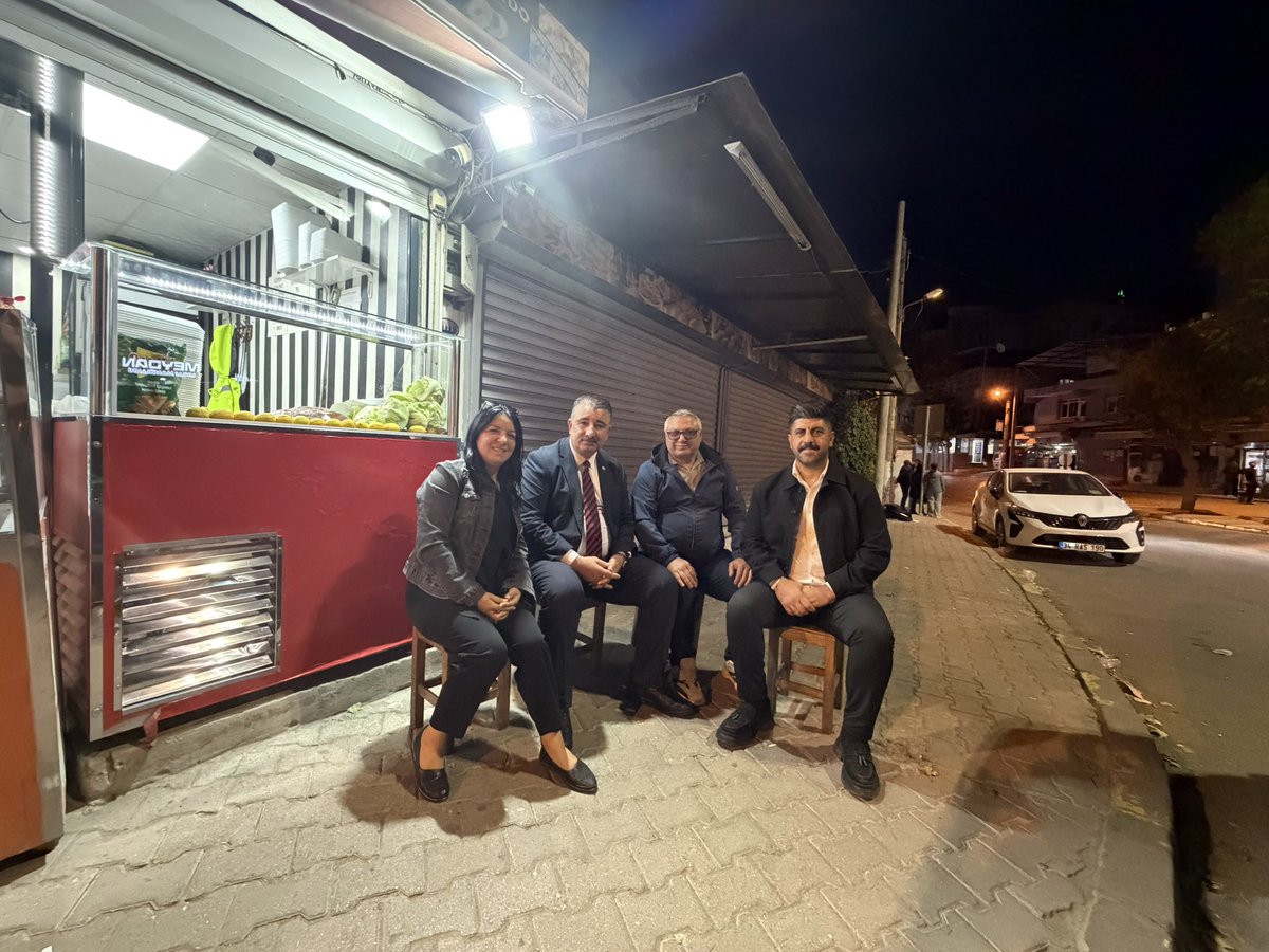 SAITBASDAS's tweet photo. Günün son programı, akşamın bu saatinde yine sahada, yine hemşehrilerimizle… 📍Toros Meydanı

Ulubatlı Mahalle Muhtarımız Şengül Kahramaner, Mehmet Akif Mahalle Muhtarımız Sabahattin Arslan ve Saygı Mahalle Muhtarımız Ender Eren ile bir araya gelerek mahallelerimizin sorunlarını, taleplerini ve çözüm bekleyen konuları konuştuk.

Bizim için hizmetin saati yok. Konak’ın her mahallesini dinlemeye, sorunların takipçisi olmaya devam edeceğiz.

Gece de olsa, gündüz de olsa tek derdimiz Konak, her şey Konak için! ❤️