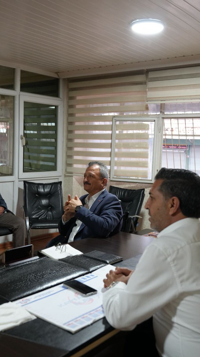 coskunali_01's tweet photo. Vedat Dalokay Yaş Sebze ve Meyve Hal Kompleksi’nde meydana gelen yangının ardından, Hal Başkanımız Sayın Mahsun Doğan ve Adana Sebze ve Meyve Tüccarları Derneği Başkanımız Sayın Oktay Oguş ile birlikte esnafımıza geçmiş olsun dileklerimizi ilettik.

En büyük tesellimiz, yangının can kaybı yaşanmadan atlatılması. Rabbim esnafımızın emeğini, alın terini ve ekmek kapısını korusun; şehrimizi her türlü afetten muhafaza eylesin.

#GüçlüEsnafGüçlüSeyhan