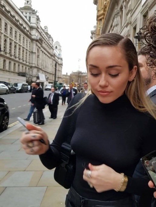 wearemiIey's tweet photo. MILEY in london, 2018 https://t.co/eAtcOPAfYj