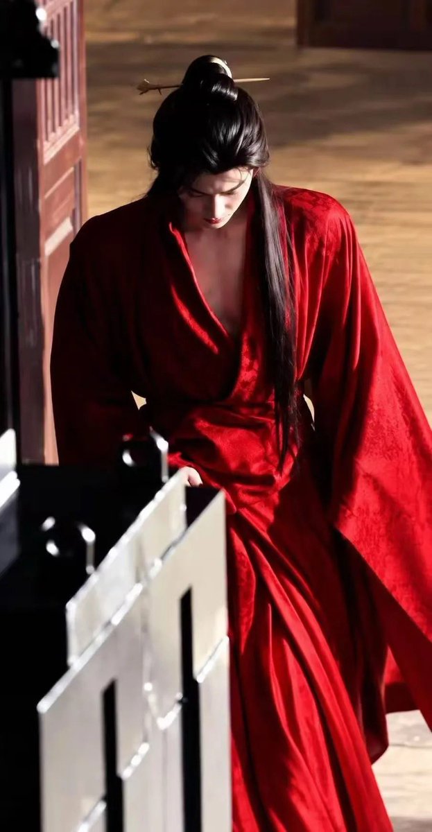 ChichiChachaha's tweet photo. Ye He (also known as Ye San) is the 3rd young master of the Ye family. On the surface, Ye He appears to be a carefree, hedonistic playboy, but this is merely a facade. After facing disaster, Song Ling altered his appearance &amp; assumed Ye He's identity. #ZhangLinghe #Citang https://t.co/uxG6RbqXWp