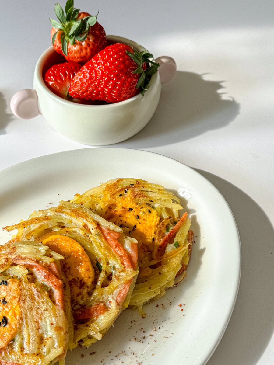 LylaCaxtonajkf's tweet photo. Hoy hice tortilla de patatas casera con cebolla caramelizada, sabe deliciosa y es super fácil de preparar! https://t.co/0NUHm9Q3NJ