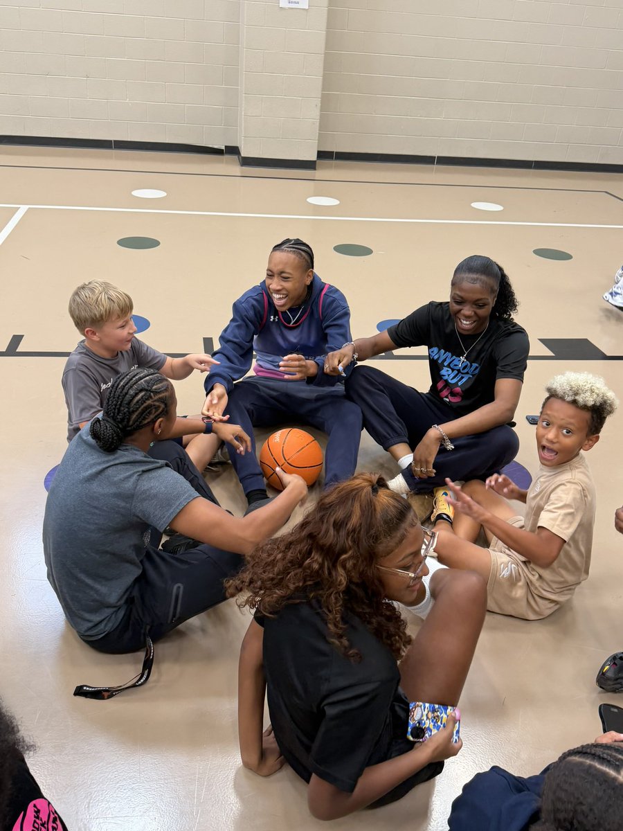 ShadowCreekGBB's tweet photo. Thank you @sdbrothers17 for having us. We truly enjoy our community and love serving our fellow students. #WeSeeYou #AlvinISD 🦈🏀🩷 https://t.co/22NQDHBgwk