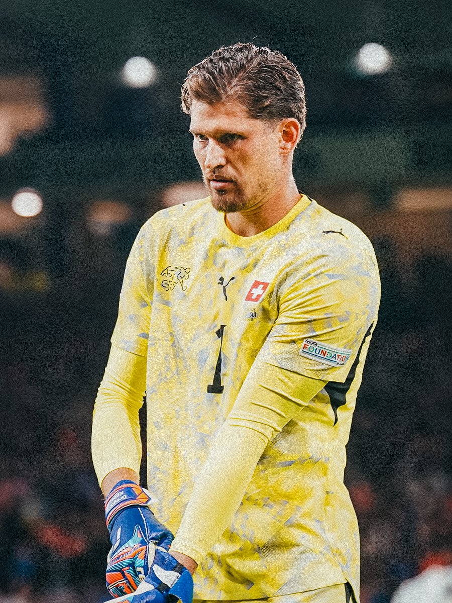 BlackYellow's tweet photo. GK = The best GK 🇨🇭🧤 https://t.co/WPOnMWvkij