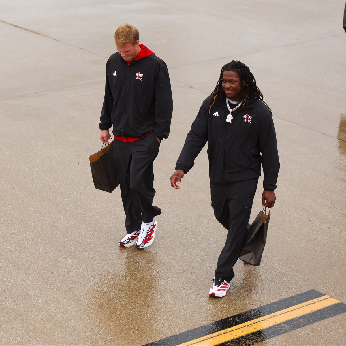 LouisvilleFB's tweet photo. Business trip to Raleigh 

#GoCards x @FlyLouisville https://t.co/xyXPUheggw