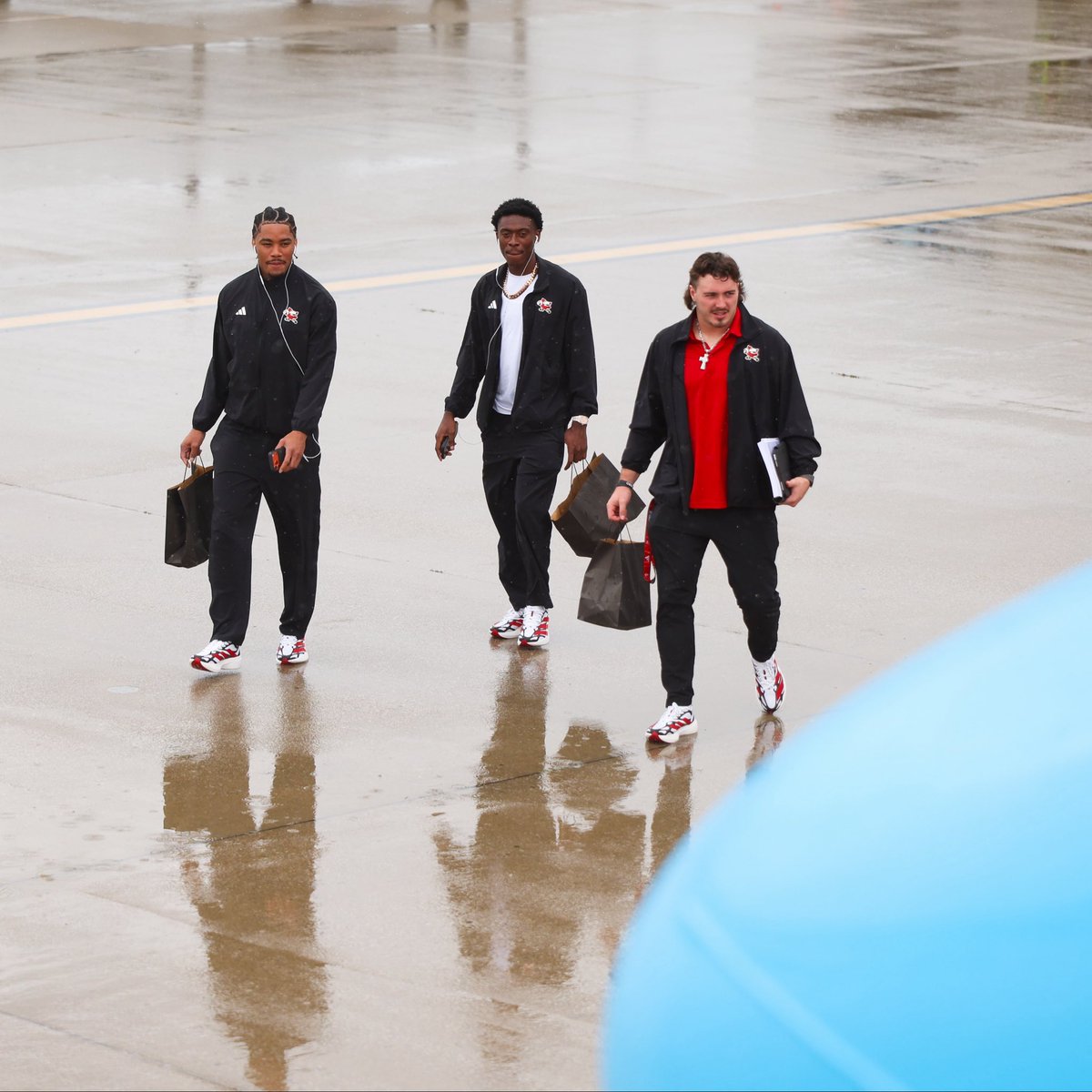 LouisvilleFB's tweet photo. Business trip to Raleigh 

#GoCards x @FlyLouisville https://t.co/xyXPUheggw