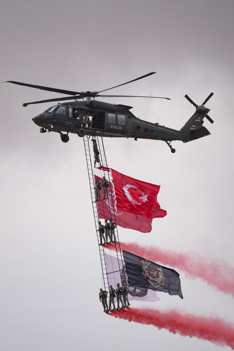 CYAZMAC's tweet photo. 🇹🇷 #TeknofestGüneydoğu'da Türk polisimizin selamlama uçuşu ❤️🤍

@RTErdogan @Akparti @mustafaciftcitr @mfatihkacir @selcuk @abuyukgumus @avyusufibis @teknofest @EmniyetGM @milhamigunbegi @akpartiurfa https://t.co/ddGZf0C6Z3