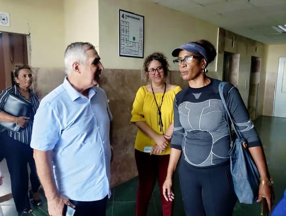 MINSAPCuba's tweet photo. 🏥🤰@EdMartDiaz  y @JulioGIzq visitan el Hospital Docente Ginecobstétrico Ramón González Coro para chequear obras en el servicio de Neonatología.

🗣️Evalúan el mantenimiento constructivo que se ejecuta como parte de la contribución territorial al desarrollo local.

#CubaPorLaVida https://t.co/8i2xeqyXvi