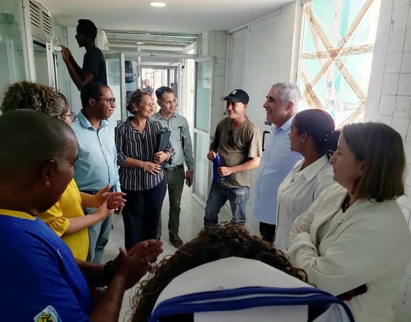 MINSAPCuba's tweet photo. 🏥🤰@EdMartDiaz  y @JulioGIzq visitan el Hospital Docente Ginecobstétrico Ramón González Coro para chequear obras en el servicio de Neonatología.

🗣️Evalúan el mantenimiento constructivo que se ejecuta como parte de la contribución territorial al desarrollo local.

#CubaPorLaVida https://t.co/8i2xeqyXvi