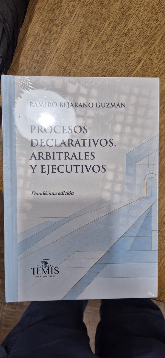 abogadoescala's tweet photo. @RamiroBejaranoG Ud lo estoy leyendo, hoy lo comienzo con mis estudiantes de procesal civil. https://t.co/tGbw9WHZCg