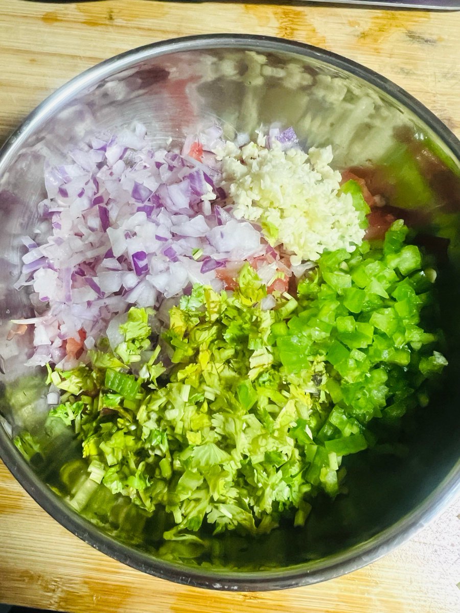LylaHurleyyg's tweet photo. Hoy hice un guacamole casero con aguacates maduros, cilantro, limón y un toque de sal. Sano y delicioso en 5 minutos! https://t.co/DKH0BcCIAi