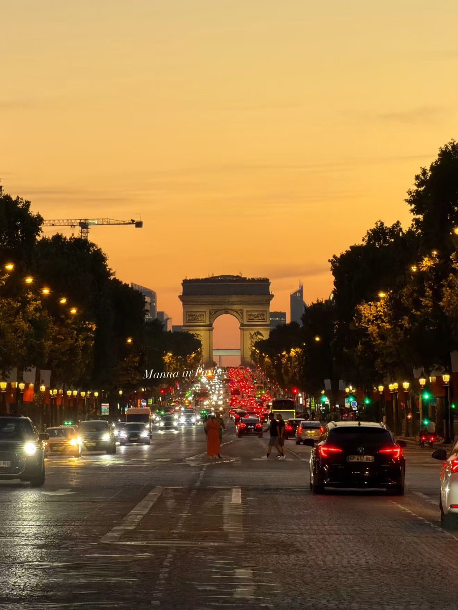 PrettyCitiesX's tweet photo. Avenue des champs Élysées, Paris 🇫🇷 https://t.co/F5i0eEAQyv