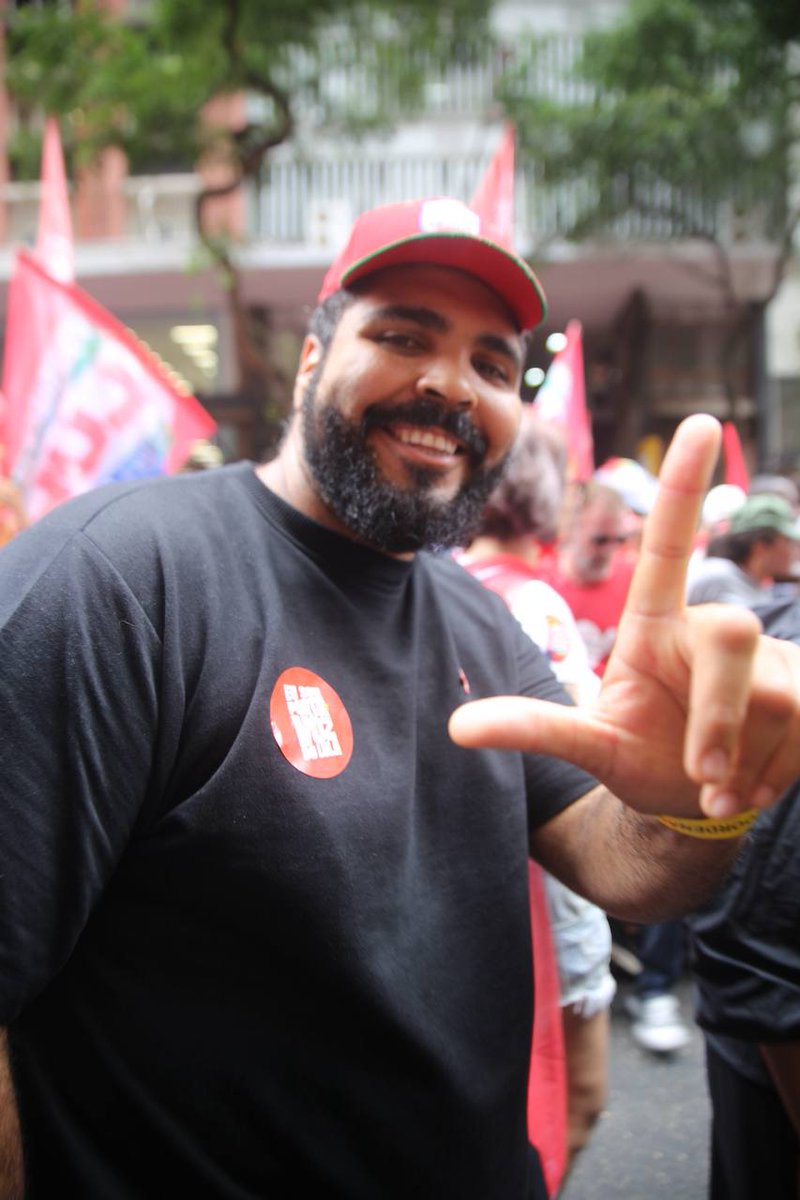 MidiaNINJA's tweet photo. Paulo Vieira está na passeata com o L na mão e sorriso aberto no meio da multidão.

Foto: Lorena Zschaber / Mídia NINJA https://t.co/DDyzBR6lLR