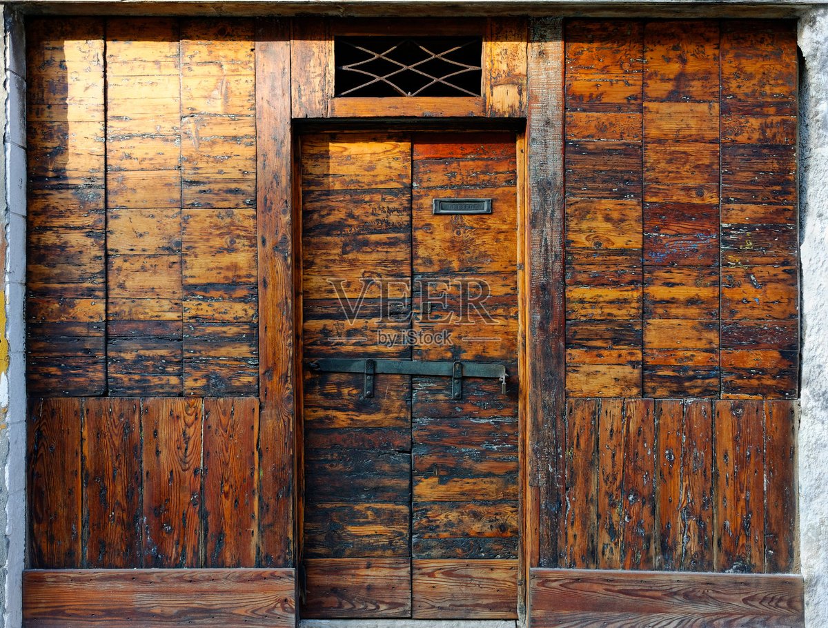 RogueCliffoali's tweet photo. [I can’t believe the old hook-shaped gate (钩邑) has a rusty barium mark (钡) on its door, looks like a treasured but shabby relic (匮).] https://t.co/WxyAI3AAhM