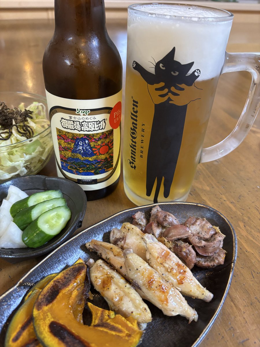 Nyan_pusyu's tweet photo. お疲れさまです♪
やっと金曜日✨お家居酒屋始めるよ〜 鳥手羽中、砂肝、かぼちゃのグリル焼きでいただきます🍺🍺🍺
お土産のビール🍺ネコさんの🐈‍⬛ジョッキに注いで😻カンパイです🍻
ぷはぁ〜✨うまっ〜✨✨✨ https://t.co/UWT0yOTLqp