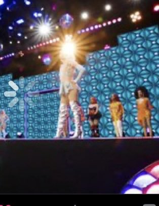 Bahaha123451's tweet photo. Yellow light shining on merckz before her tribute to misua #dragraceph 💛⭐️ https://t.co/ilZG9WhwQX