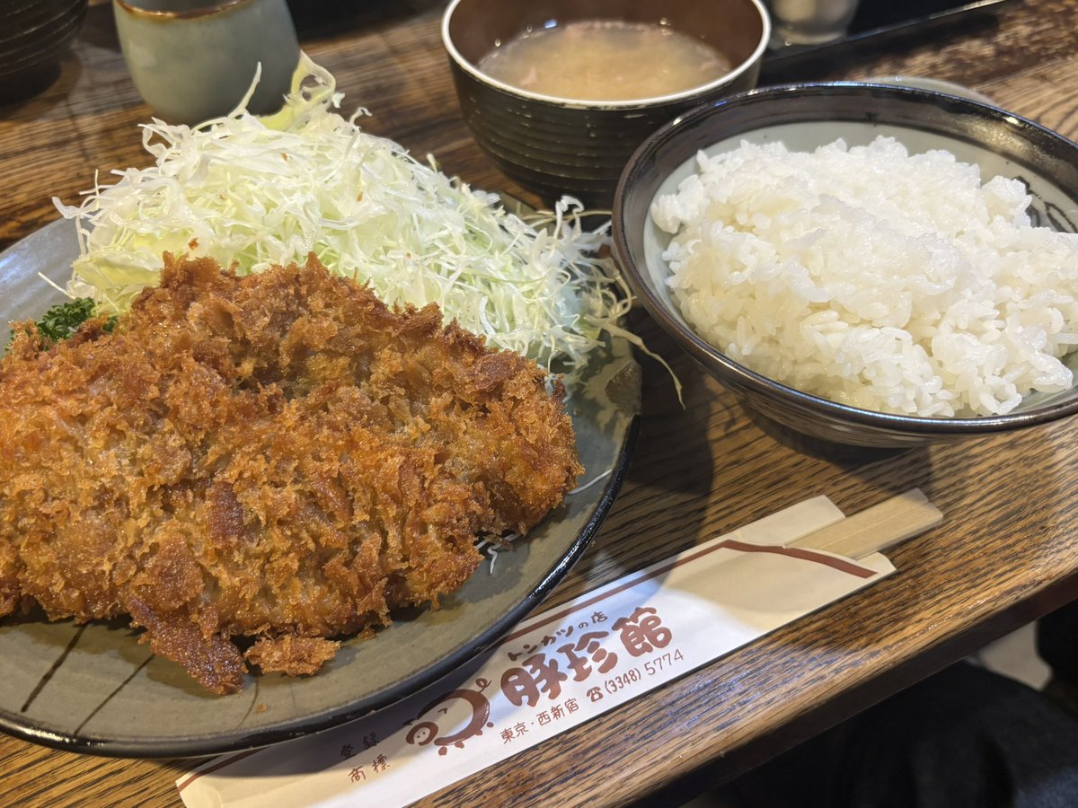 nekurahacker's tweet photo. 相席したイタリアのアベックに拙い英語で卓上の調味料や豚汁の中身諸々を教えてあげた🇮🇹

去り際にお互い画面で、お礼の言葉と旅行を楽しんでを見せ合う素敵時間流れた✨

ご飯に男性は塩を、女性はソースを大量にかけて食べてたのが新鮮🤔

豚汁はボーノだったらしい👏 https://t.co/9Hx6OVpQP8