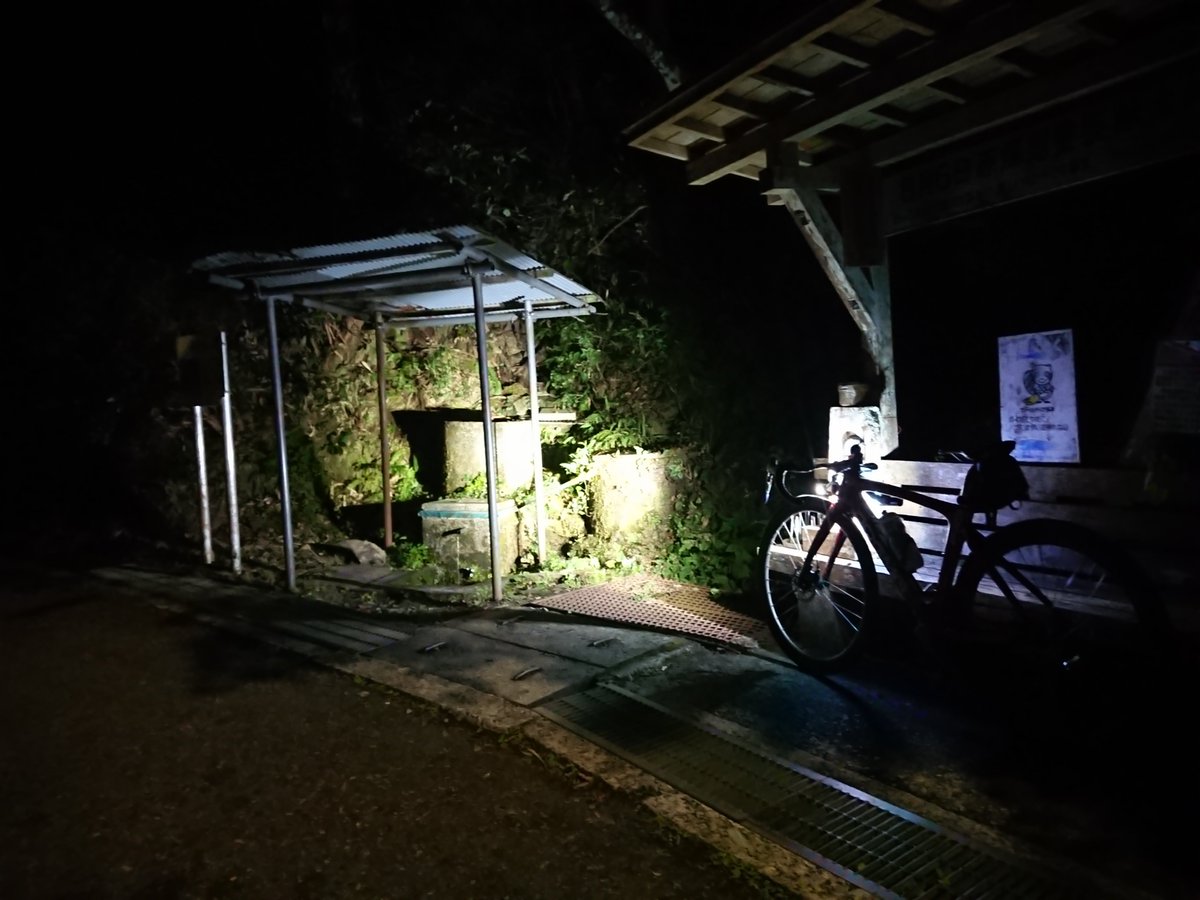 ChanShin39's tweet photo. ロードバイク夜練で聖水補給
明日朝活は無いけど金曜日のラストとしてコーヒー用の水をゲットしていくぅ https://t.co/xn3EwbORyM