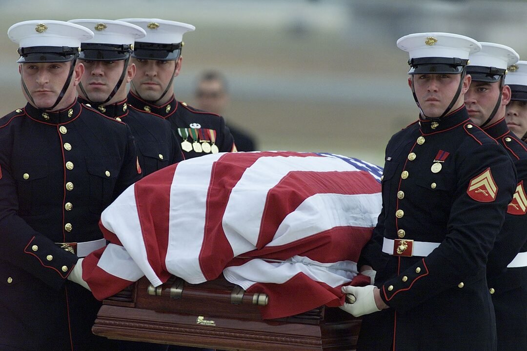 specialopsmag's tweet photo. A US Marine honor guard carries the body of CIA officer Johnny “Mike” Spann from an aircraft at Andrews Air Force Base on December 2, 2001.

Spann, a former Marine, was the first known American killed in combat during the US campaign in Afghanistan. https://t.co/wkzITk1nVP