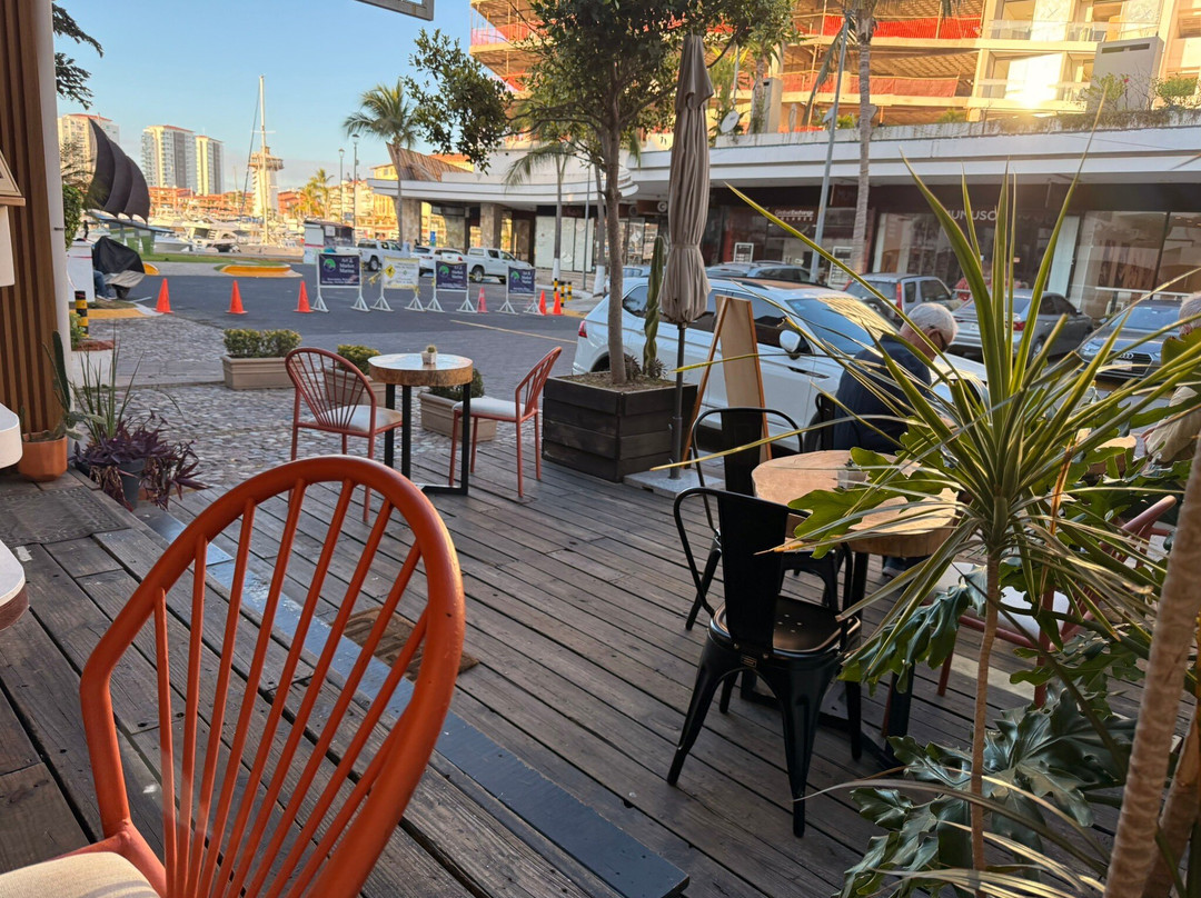 Endroegipq's tweet photo. [Hoy exploré un café escondido en el centro de Madrid: aromas de café recién molido y una terraza con sol perfecta para disfrutar la tarde.  Madrid] https://t.co/otBv8zT0PX
