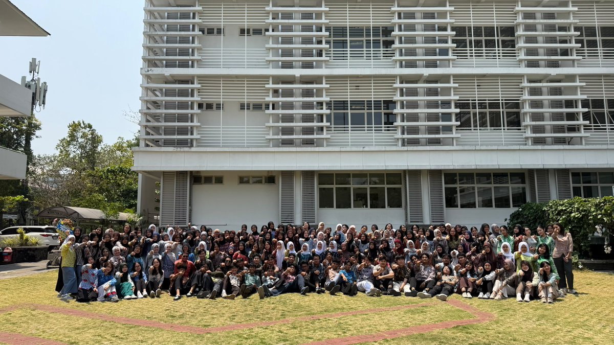 nayuqq0's tweet photo. Akhirnya kefomoan pake seragam sma kesampean✌🏻 https://t.co/HChZnknQYN