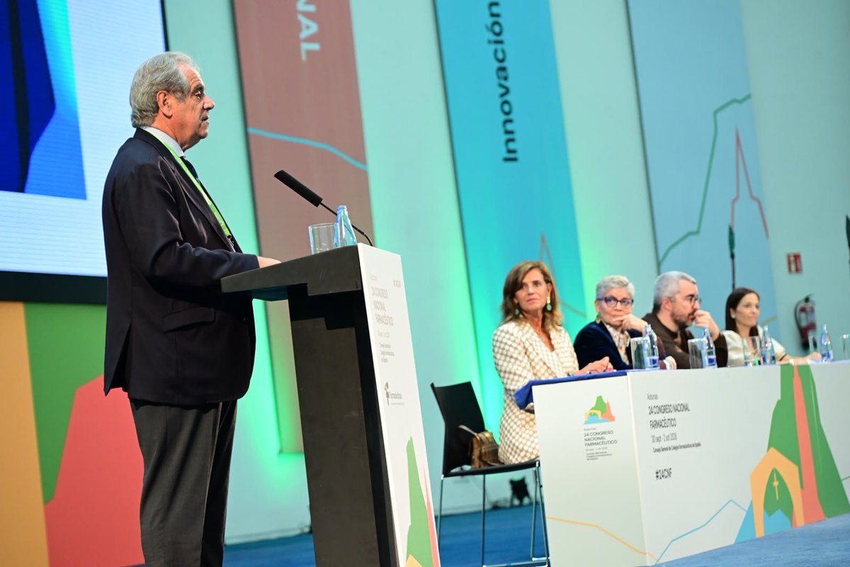 Farmaceuticos_'s tweet photo. 🎆 Además, el @PresidenteCGCOF, Jesús Aguilar, revela que Málaga será en 2028 la sede del próximo Congreso Nacional Farmacéutico, el #25CNF.

🎂 “Será una convocatoria muy especial, ya que celebraremos 25 años de este Congreso Nacional. Enhorabuena al @ICOFMA. ¡Nos vemos en Málaga!