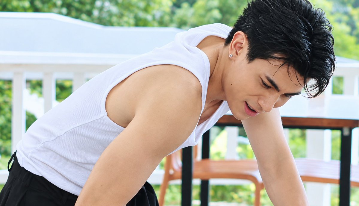 brentyjan's tweet photo. parang di ka naman nahiya urgggg!!!! 
rawrr!!! 

PAREHO TAYONG NAHIHIYA MV https://t.co/ndpdh716Xl