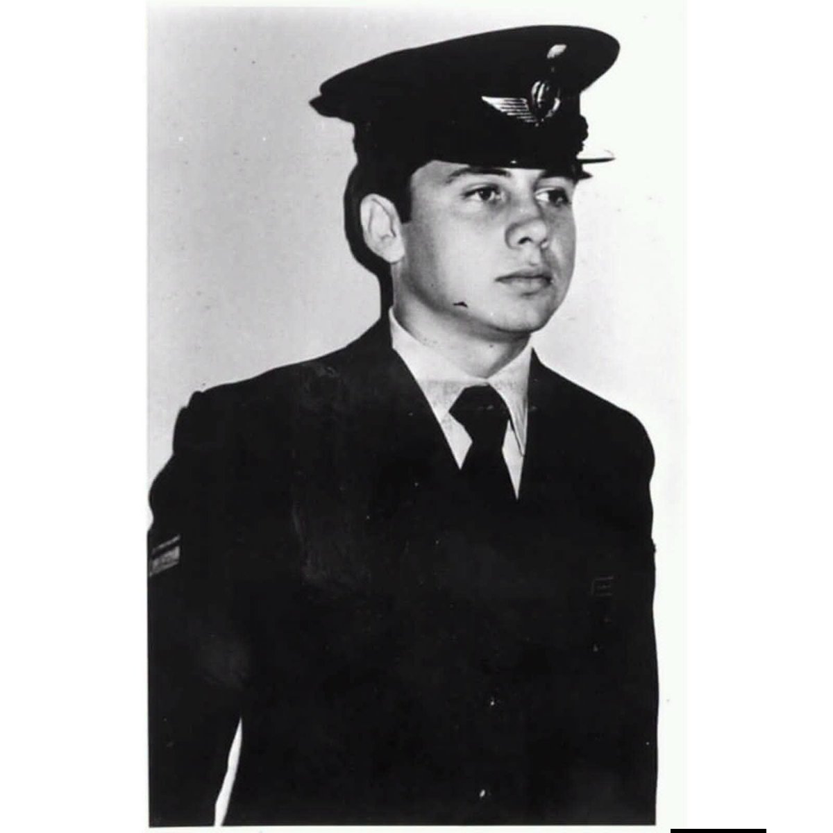famicaidosmalvi's tweet photo. El día 02 de octubre de 1960 nacía en Córdoba Héroe Andrés Luis BRASICH Caído durante el Conflicto del Atlántico Sur de 1982.
Al cumplirse un nuevo aniversario de su natalicio lo recordamos y le enviamos un abrazo fraterno a su familia.
¡Besos al cielo a nuestro Héroe! https://t.co/mPSZAjAjNS