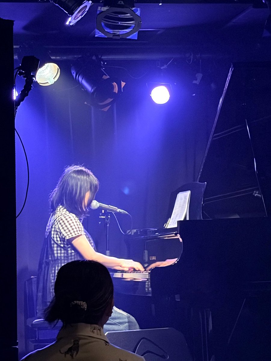 meko_higa's tweet photo. 【となしば振り返り①】
◼︎マメルダさん
ふんわりな雰囲気とは裏腹にライブはとってもパワフル。天性の人たらし(最上級褒め言葉)が楽曲にも表れていました。

◼︎おやまゆりかさん@o_yu_unko 
鍵盤の第一音目から美しくたちまちフロアがおやまさんの雰囲気に。『団地の��』が特に惹かれる曲でした。 https://t.co/TN8MazghBl