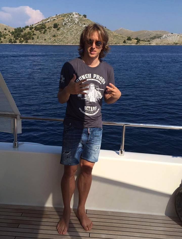xynarara's tweet photo. how i pose after begging my friend to take a pic of me https://t.co/ju474NMoaZ