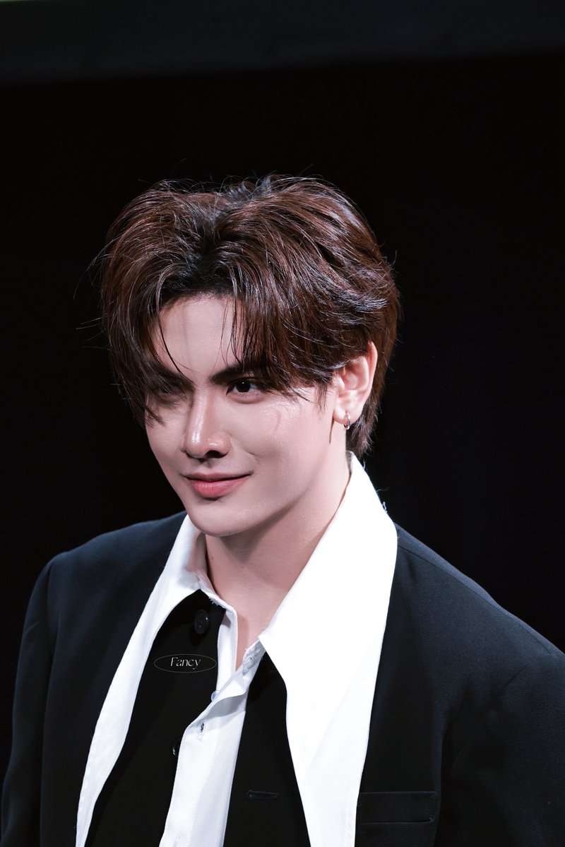 fancy_jd's tweet photo. Doesn't the hair get in your eyes, baby?🤏🏻🤏🏻
But too handsome 

JOONGDUNK AISITERU TOKYO 
#JOONGDUNKxFANDAY36INTOKYO #JoongArchen https://t.co/DqAefgn9tB