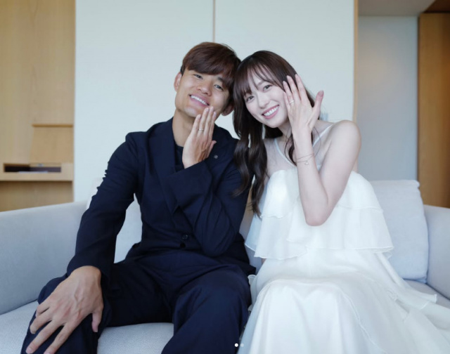 livedoornews's tweet photo. 【すてき】福原遥＆久保建英、笑顔の2ショットで結婚発表「お互い幼い頃から沢山の方の支えがあって今があります」
https://t.co/ePzzJDdKCV

◆報告全文
いつも応援してくださる皆様へ

この度、私共、久保建英と福原遥は結婚致しましたことをご報告させていただきます。お互い幼い頃から沢山の方の支えがあって今があります。

まだまだ未熟な私たちですが、皆様への感謝の気持ちを忘れることなく、共に助け合い、笑顔あふれる温かい家庭を築いていきたいと思っております。

夫婦共々温かく見守って頂けると幸いです。今後ともどうぞ宜しくお願い致します。

久保建英　福原遥