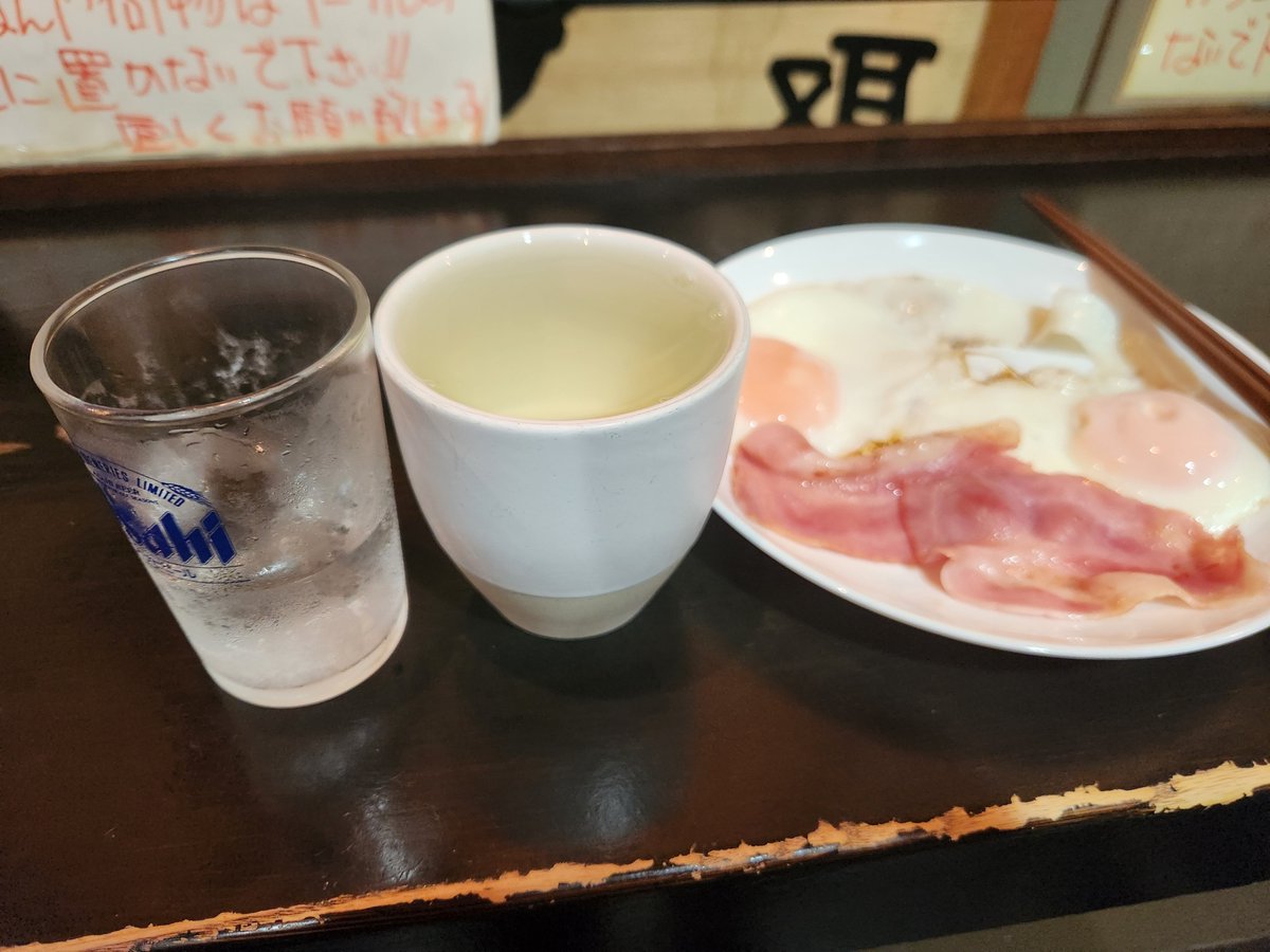 parko_water's tweet photo. 二日酔いを倒しに。
１合分の手取川350円は安すぎて怖い。
ただ、つまみ含めてめちゃくちゃ丁度いい。 https://t.co/TBf9qku1FR