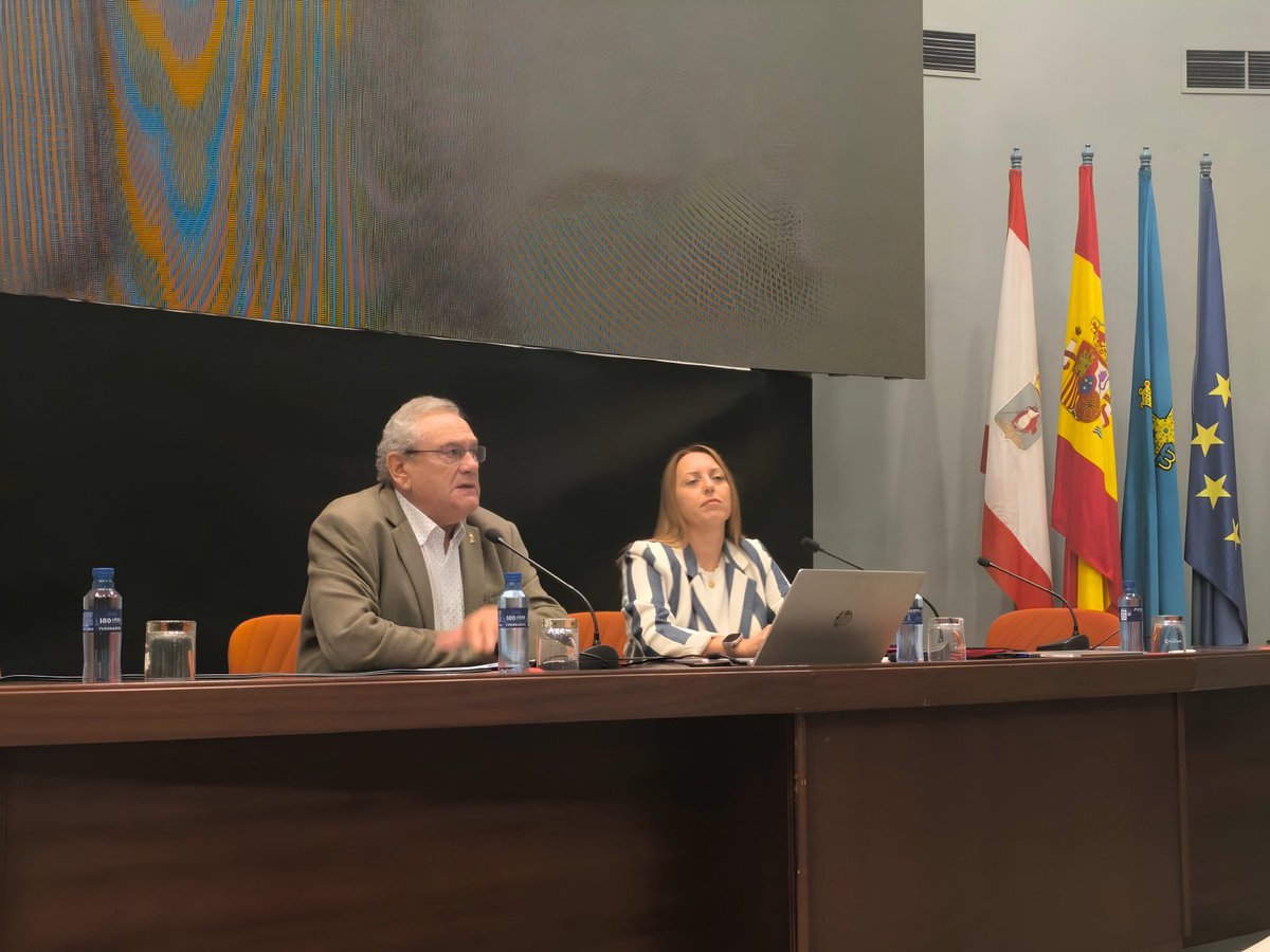 ASETRApress's tweet photo. 🚛Cerramos la jornada con la intervención de Arantza Fernández Páramo, Directora General de #Transportes del @GobAsturias y Ovidio de la Roza, presidente de #ASETRA.
👏¡Gracias a todos por acompañarnos!
#CETMAsturias #CETM #DeCA #Digitalización #TransporteDeMercancías #Logística https://t.co/ylyjXee04A
