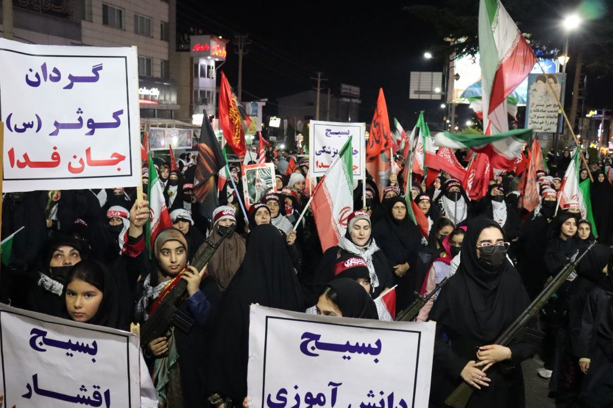 poorz219550's tweet photo. یک میدان، یک صدا، یک ملت! 🔥🇮🇷
حضور پرشور همه اقشار در رزمایش جانفدا؛ نماد اتحاد و همدلی مردم.
#جانفدایان_مازندران
#جانفدایان_کلاردشت https://t.co/jc2pdhsXp1
