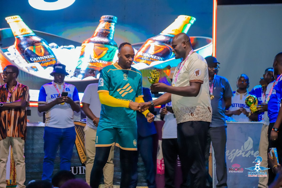 KitungaLeague's tweet photo. GOLDEN GLOVE WINNER!

11 clean sheets, in 13 games 

Arnold Mugenyi- @AkahuriFc 

#KitungaLeague https://t.co/KDoSdYHlFk