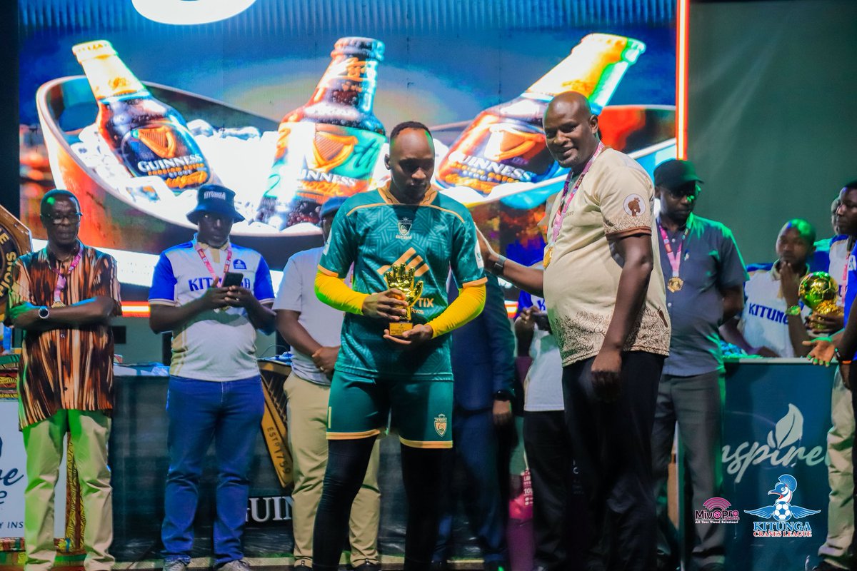 KitungaLeague's tweet photo. GOLDEN GLOVE WINNER!

11 clean sheets, in 13 games 

Arnold Mugenyi- @AkahuriFc 

#KitungaLeague https://t.co/KDoSdYHlFk