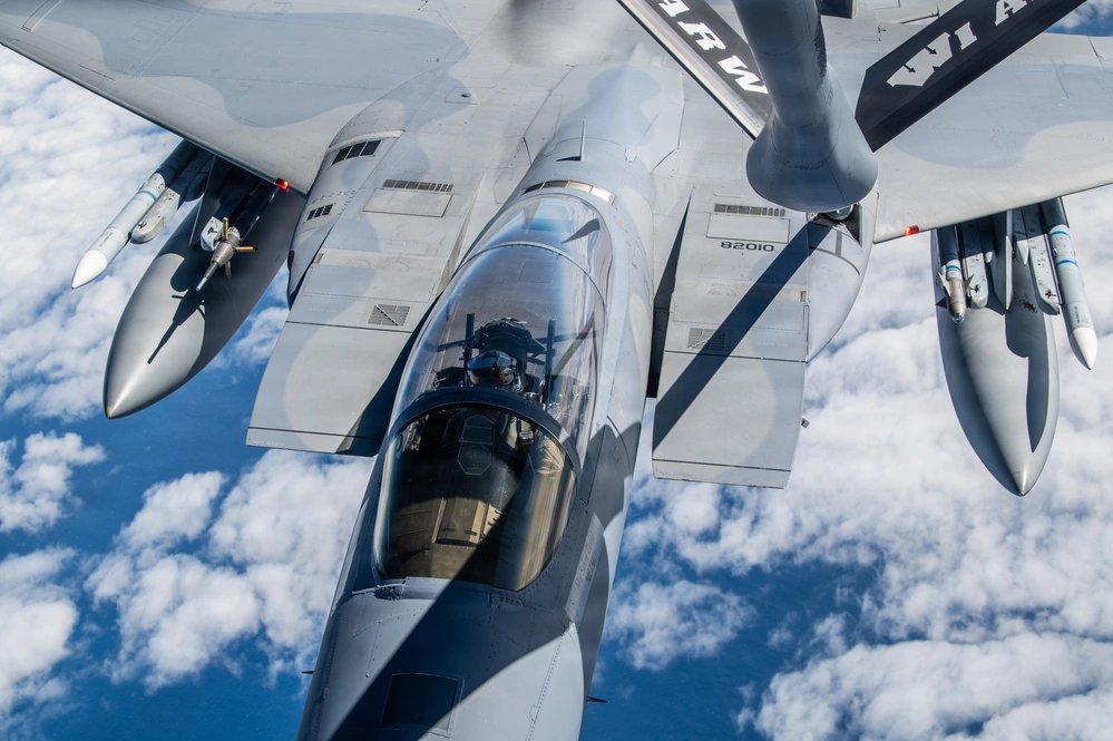 tibi241_TYFE's tweet photo. ～エスコン8の空対空兵装搭載位置について～

これは別にエスコンを悪く言うつもりは全く無くて、キモいオタク的観点と思って聞いてほしいんですけど…F-16とF-15でAMRAAMが内側に載っているのがスゲー気になる。
この2機種は、とある理由によってAMRAAMを外側に載せるのが一般的なんです。
リプ続↓ https://t.co/mxOEo1iSkJ