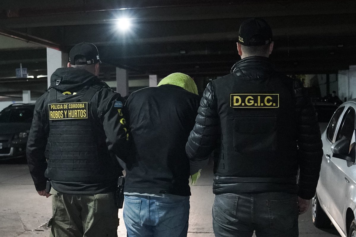 minsegcba's tweet photo. 🚨 LOS DOS DETENIDOS POR EL CRIMEN DE LUIS AZÁBAL YA ESTÁN EN CÓRDOBA

📌El ministro de Seguridad @QuinterosJP brindó precisiones sobre el traslado de Ricardo González Pallares y Lautaro Maximiliano Díaz, quienes se encontraban detenidos en #Salta y fueron imputados por homicidio en ocasión de robo en la causa por la muerte del suboficial Luis Alejandro Azábal.

🔸Ambos fueron identificados en el marco de la investigación por el hecho ocurrido el 12 de marzo en barrio Villa Belgrano y ahora quedan a disposición de la Justicia de Córdoba.

✔️Con este traslado, avanza el proceso judicial para esclarecer el hecho y determinar las responsabilidades correspondientes.