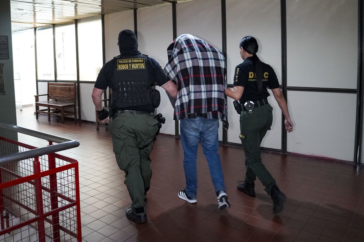 minsegcba's tweet photo. 🚨 LOS DOS DETENIDOS POR EL CRIMEN DE LUIS AZÁBAL YA ESTÁN EN CÓRDOBA

📌El ministro de Seguridad @QuinterosJP brindó precisiones sobre el traslado de Ricardo González Pallares y Lautaro Maximiliano Díaz, quienes se encontraban detenidos en #Salta y fueron imputados por homicidio en ocasión de robo en la causa por la muerte del suboficial Luis Alejandro Azábal.

🔸Ambos fueron identificados en el marco de la investigación por el hecho ocurrido el 12 de marzo en barrio Villa Belgrano y ahora quedan a disposición de la Justicia de Córdoba.

✔️Con este traslado, avanza el proceso judicial para esclarecer el hecho y determinar las responsabilidades correspondientes.