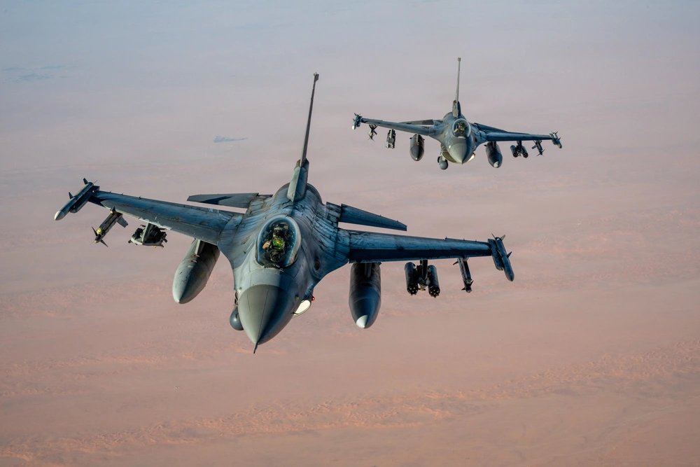 tibi241_TYFE's tweet photo. ～エスコン8の空対空兵装搭載位置について～

これは別にエスコンを悪く言うつもりは全く無くて、キモいオタク的観点と思って聞いてほしいんですけど…F-16とF-15でAMRAAMが内側に載っているのがスゲー気になる。
この2機種は、とある理由によってAMRAAMを外側に載せるのが一般的なんです。
リプ続↓ https://t.co/mxOEo1iSkJ
