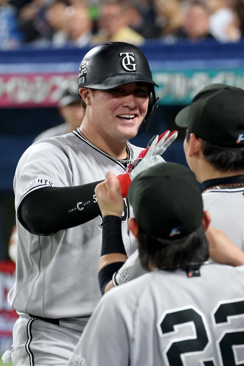 TokyoGiants's tweet photo. 【一軍】巨人 1-5 ヤクルト

先発の #山﨑伊織 投手は4回1失点。
#リチャード 選手の第3号ソロ本塁打で先制するも、その後逆転を許し敗戦。

https://t.co/ov4DH54qxO https://t.co/WmzWCl2V4C