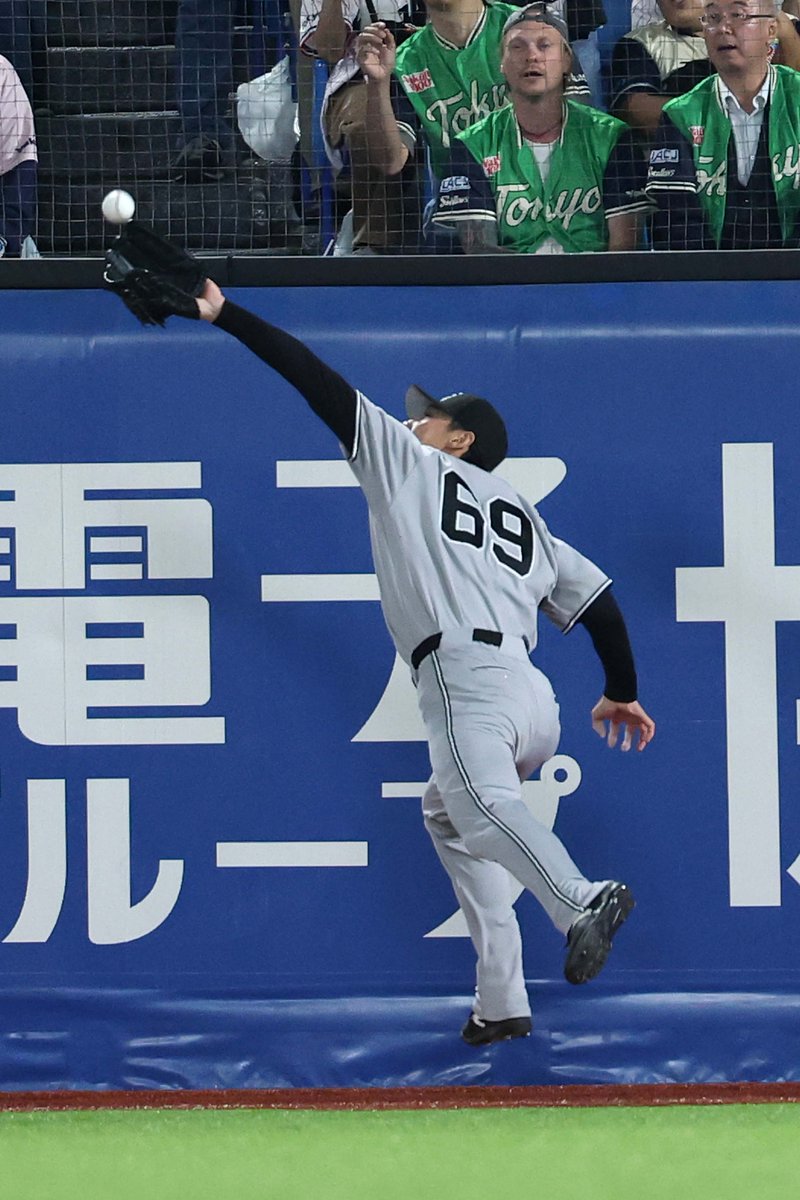 TokyoGiants's tweet photo. 【一軍】巨人 1-5 ヤクルト

先発の #山﨑伊織 投手は4回1失点。
#リチャード 選手の第3号ソロ本塁打で先制するも、その後逆転を許し敗戦。

https://t.co/ov4DH54qxO https://t.co/WmzWCl2V4C